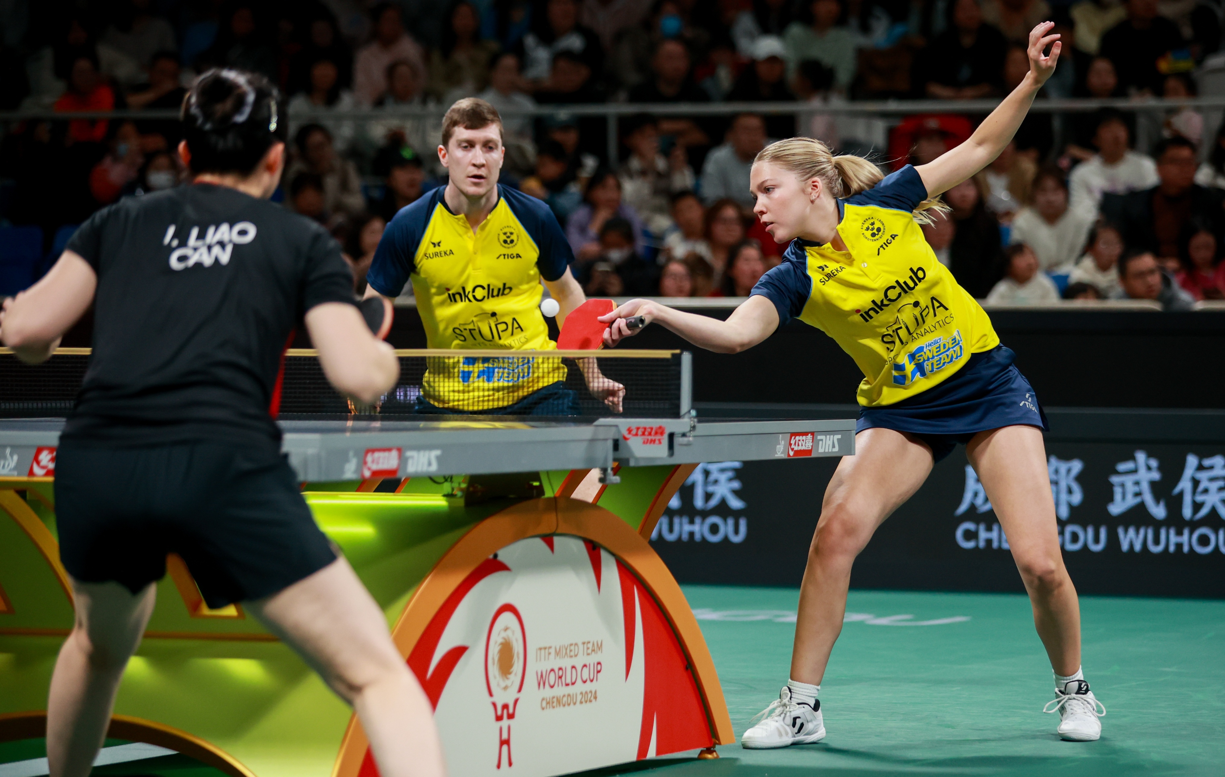 包含瑞典队在比赛中与加拿大队激战到最后一刻的词条