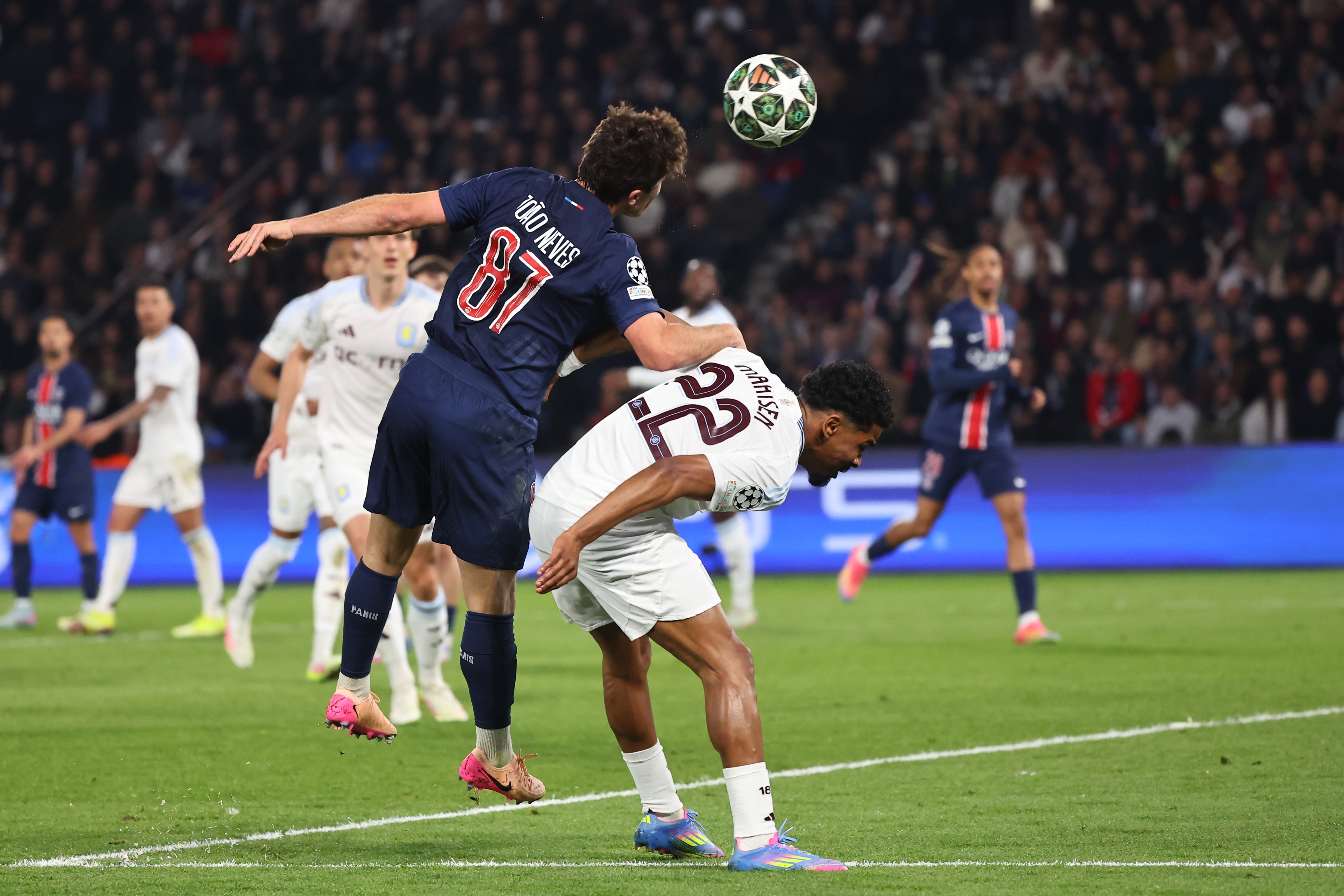 球员们为争夺胜利在欧国联赛场上全力以赴的简单介绍