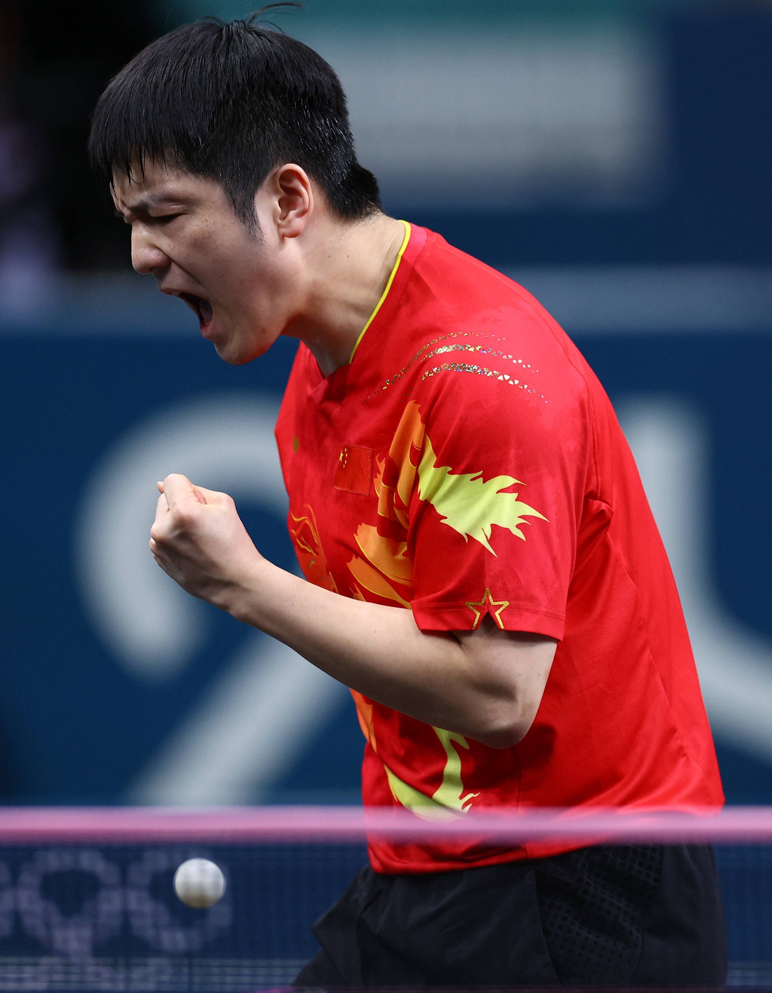 震撼！樊振东在游泳赛场爆冷取胜！