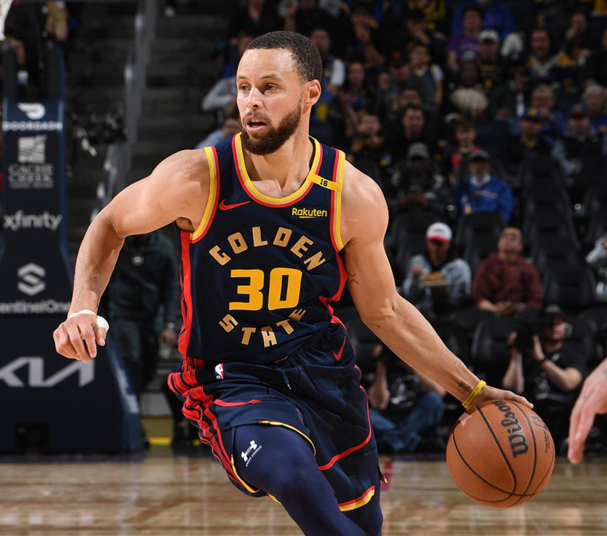 包含库里迎来五赛季出色发挥，美国队观众热烈欢呼！的词条